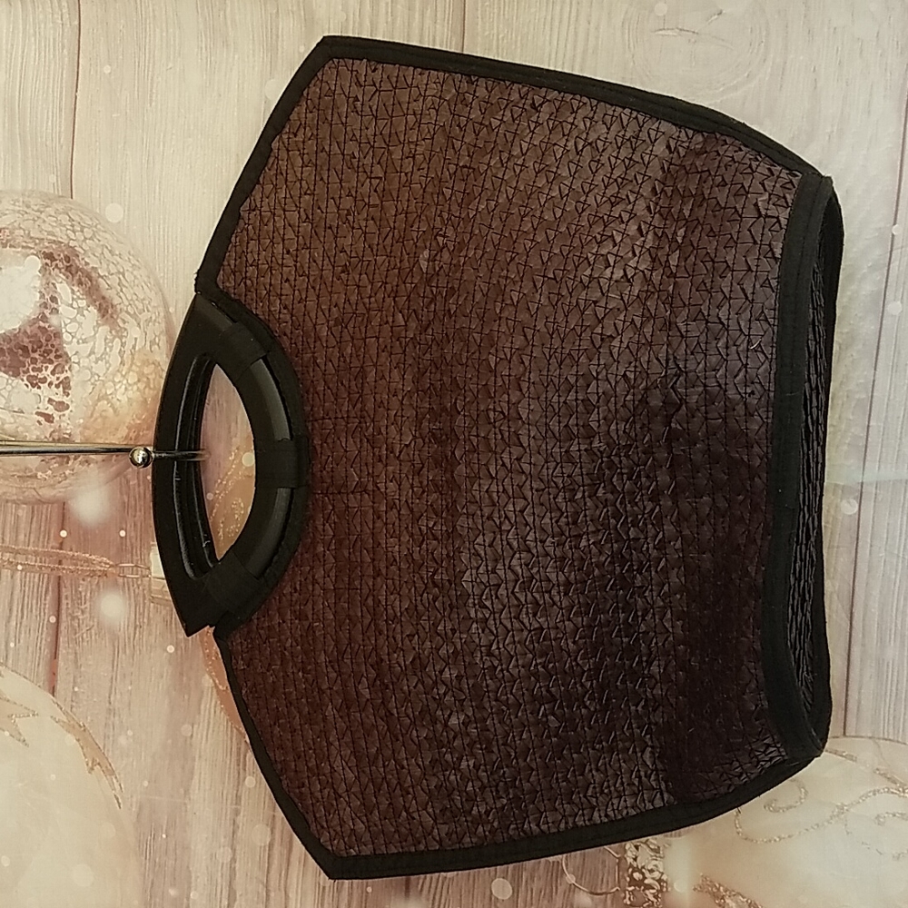 A)  Woven purse